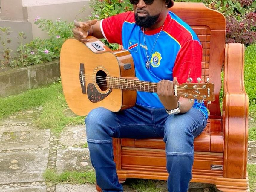 Werrason avec sa guitare